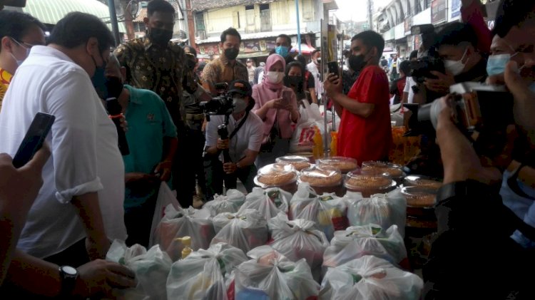 Menteri Koordinator Bidang Perekonomian Airlangga Hartarto saat mendatangi dan melihat dari dekat kegiatan Operasi Pasar di Pasar Raya Salatiga, Sabtu (29/1). 
