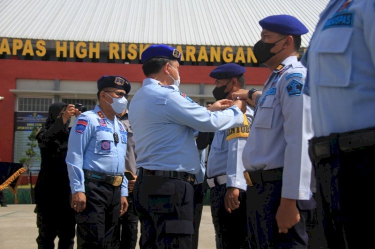 Direktur Jenderal Pemasyarakatan (Dirjenpas), Irjen. Pol. Reynhard Saut Poltak Silitonga saat memberikan pengarahan  ditengah kegiatan program Satriya Sancaya Karyadhika di halaman Lembaga Pemasyarakatan Kelas IIA Karanganyar Nusakambangan Nusakambangan, akhir pekan ini.