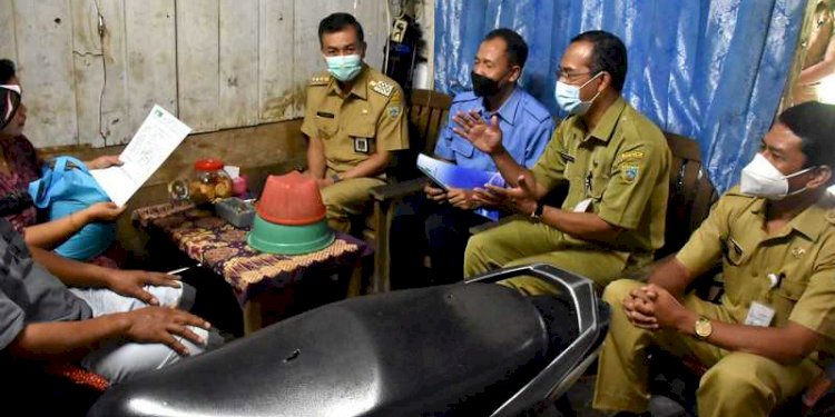Wali Kota Salatiga Yuliyanto, saat menyampaikan langsung kepada  keluarga Suparno terkait subsidi pembayaran PDAM, di Warak RT 07 RW IV Kota Salatiga, Senin (31/1).  RMOL Jateng