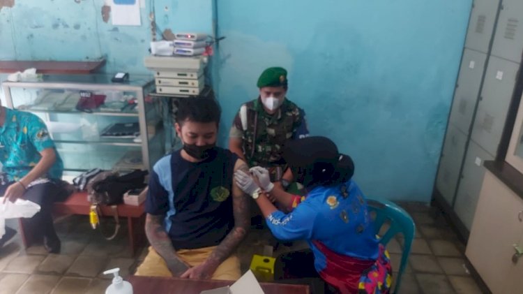 WB Rutan Salatiga yang belum menerima vaksin saat menjalankan vaksinasi, Sabtu (5/2).