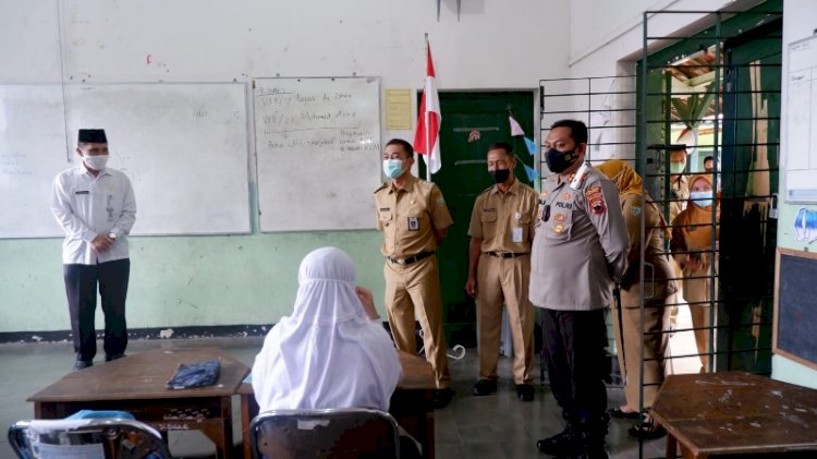 Wali Kota Salatiga Yuliyanto saat memantau kegiatan PTM di sekolahan di Salatiga. 