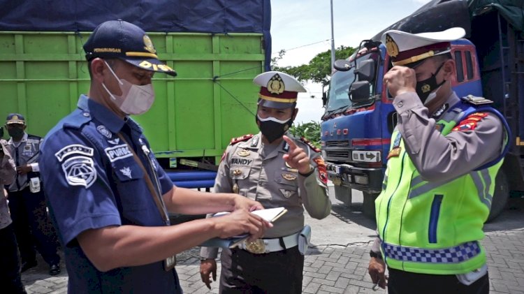 Satlantas Polres Demak menggelar razia truk ODOL di pantura Demak, Rabu (9/2) siang. 