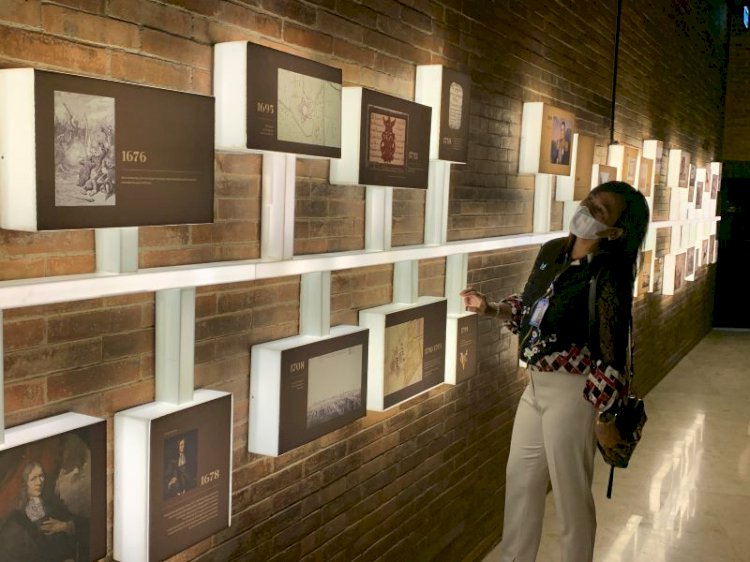 Seorang pengunjung melihat suasana di dalam Museum Kota Lama Semarang.