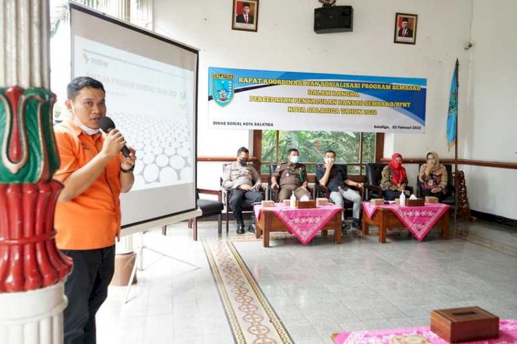 Kepala PT Pos Salatiga Eko Adhy Kurnianto saat ditengah Rapat Koordinasi dan Sosialisasi Program Sembako dalam rangka Percepatan Penyaluran Bansos Sembako/BNPT Kota Salatiga tahun 2022, Selasa (222). RMOL Jateng
