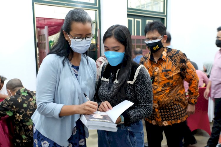 GKR Mangkubumi (Kiri) melayani penggemarnya Anis Novita Sari, dengan membubuhkan tandatangan di bukunya/RMOLJateng