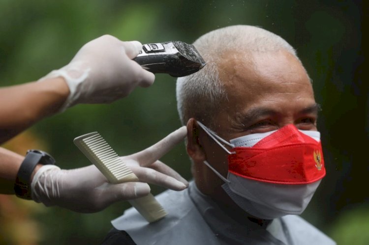 Gubernur Jateng Ganjar Pranowo mencukur habis rambut putihnya demi kumpulkan donasi bagi anak penyintas kanker. 