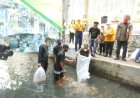 Kampanye Gemar Makan Ikan, Pemkot Solo Tabur 5000 Benih Ikan di Kali Tloko