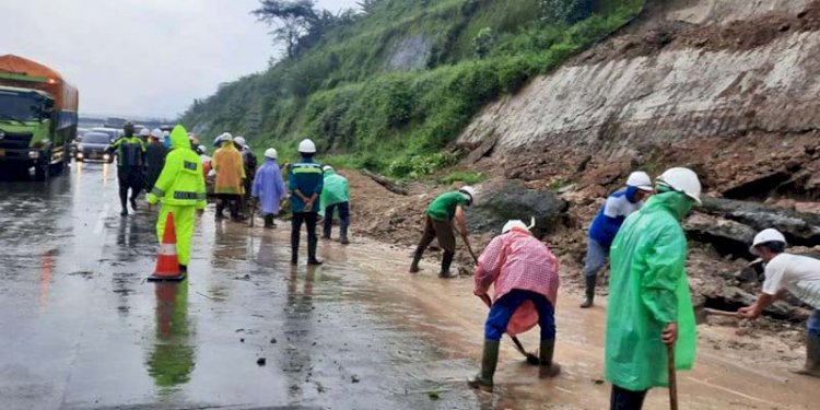 Longsor terjadi di Jalan Tol. Tepatnya di RT 04/01, Dusun Krajan, Desa Klepu, Kecamatan Pringapus, Kabupaten Semarang menimbun jalan tol, Jumat (4/3). RMOL Jateng 