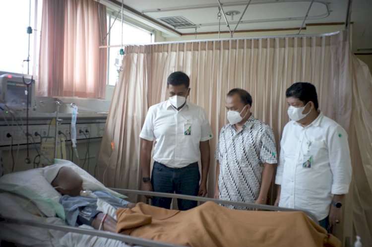 Dirut BPJS Ketenagakerjaan bersama sejumlah pejabat saat menjenguk korban pengemudi ojol yang mengalami tabrak lari. 
