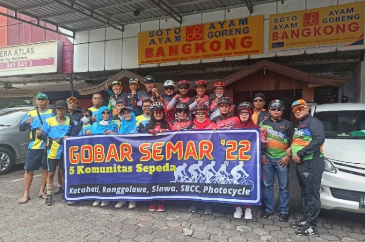 Para perwakilan dari 5 komunitas gowes berfoto bersama usai rapat persiapan akhir Gobar Semar 2022, yang digelar Minggu (13/3). 