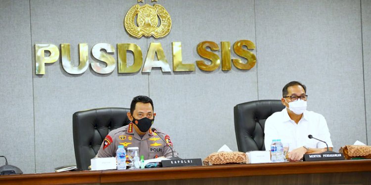 Kapolri Jenderal Listyo Sigit Prabowo bersama Menteri Perdagangan Muhammad Lutfi saat melakukan Vicon dengan Kapolda dan Kapolres seluruh Indonesia dari Mabes Polri/Ist