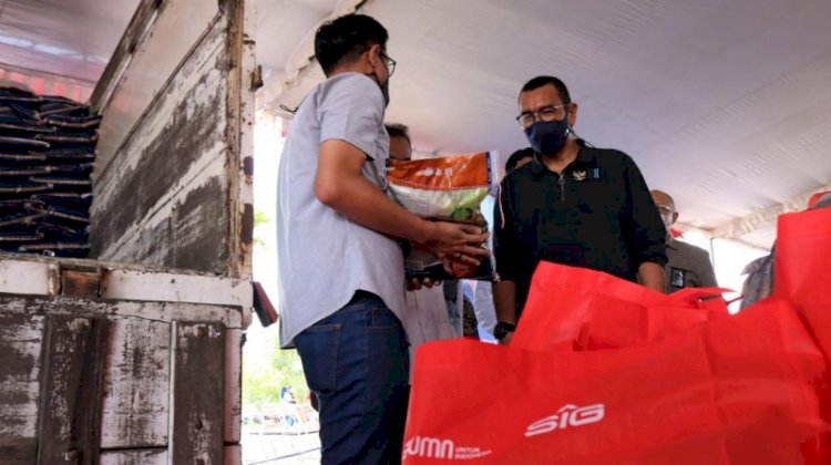 Foto 1: Staf Khusus III Menteri BUMN, Arya Sinulingga (kanan) hadir saat pelaksanaan Pasar Murah BUMN 2022 di Lapangan GKB Convex, Gresik, Minggu (13/3). foto: SIG 