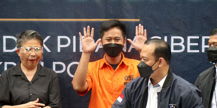 Doni Salmanan saat dihadirkan dalam konferensi pers Direktorat Tindak Pidana Siber di Bareskrim Polri, Jakarta Selatan, Selasa (15/3)/Ist