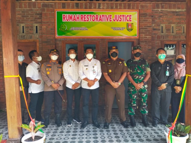 Bupati Zaenal Arifin bersama Jajaran Forkompimda Kabupaten Magelang saat me-launching Rumah Restorative Justice Tingkat Kabupaten Magelang di ;alai Desa Karangrejo, Borobudur.