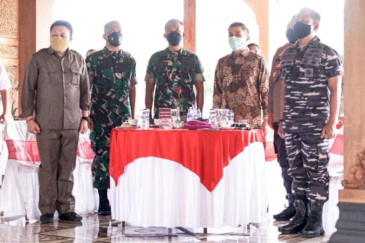  Danrem 073 Makutarama Kolonel Arm. Putranto Gatot Sri Handoyo S.Sos., M.M bersama pejabat Forkopinda se-Salatiga, Rabu (16/3). 