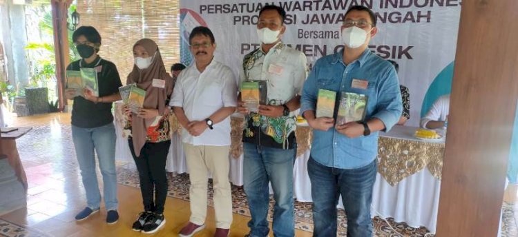 Ketua PWI Jateng Amir Machmud NS bersama empat wartawan peserta terbaik UKW di Kabupaten Magelang. 