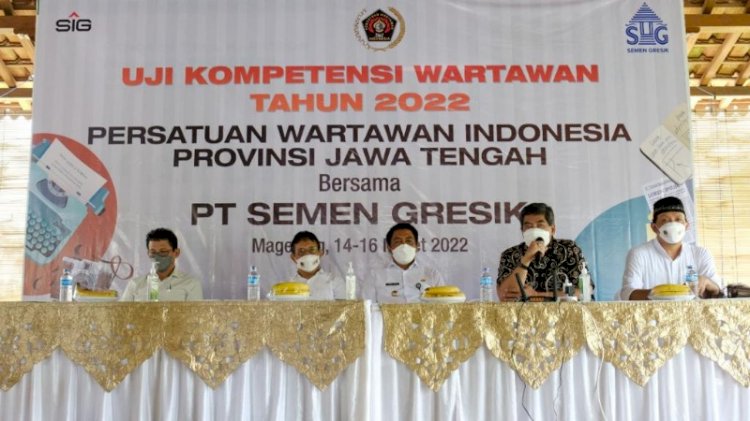 Kepala Departemen Komunikasi & Hukum PTSG Gatot Mardiana (Baju Batik) memberikan sambutan dalam upacara penutupan Uji Kompetensi Wartawan tahun 2022. foto: PTSG 