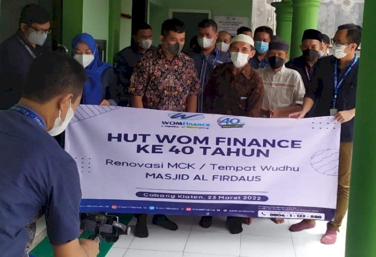 Penyerahan bantuan CSR WOM berupa renovasi MCK masjid Al Firdaus Klaten.