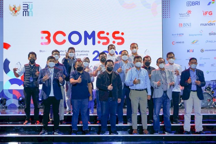Direktur Utama SIG, Donny Arsal, berfoto bersama perusahaan BUMN lainnya penerima anugerah penghargaan BCOMSS 2022 yang hadir di Istora Senayan, Jakarta pada Rabu, 23 Maret 2022. foto: PTSG
