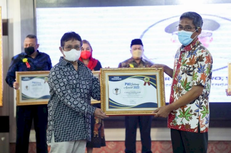 Sekda Jateng Sumarno saat mewakili Ganjar menerima penghargaan dari PWI Jateng, Jumat (25/3) malam di Gradhika Bhakti Praja. 