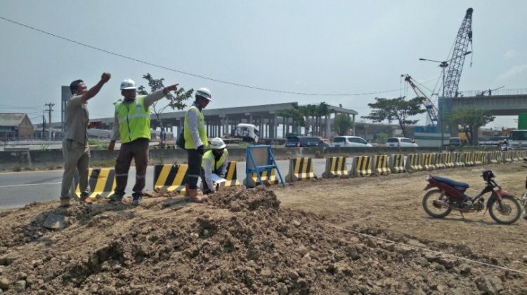 Kepala Desa Sayung saat menegur pekerja Proyek Tol Semarang – Demak, Rabu (30/3). 