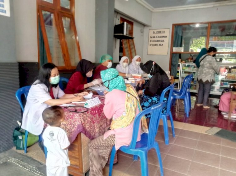 Warga Desa Kebondowo di Kecamatan Banyubiru, Kabupaten Semarang saat menjalankan pemeriksaan, Rabu (30/3).