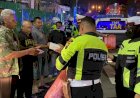 Sahur On The Road, Satlantas Polres Sukoharjo Patroli Sambil Bagikan Nasi Kotak
