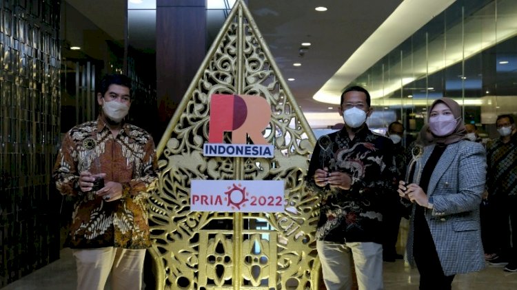Kepala Departemen Komunikasi & Hukum PTSG berfoto bersama dengan Perwakilan Unit Komunikasi & CSR PTSG selepas menerima penghargaan Silver Winner Annual Report pada PRIA 2022. foto: PTSG 