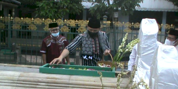 AHY saat mengunjungi makam raja di Demak/RMOLJateng