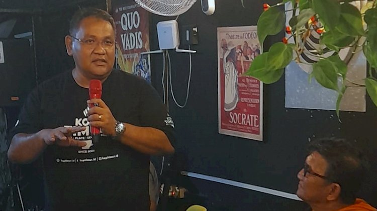Teguh Santosa saat bersilaturahmi dengan puluhan aktivis Lintas Generasi Aktivis (LIGA) Jakarta di Kopi Timur, Pondok Kelapa, Jakarta Timur, Kamis malam (8/4)./Dok