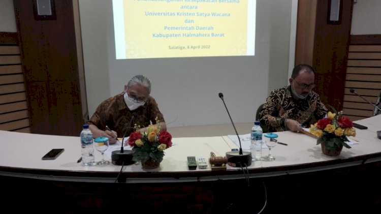 PimpinanRektor UKSW Neil Semuel Rupidara, S.E., M.Sc., Ph.D., dan Bupati Halmahera Barat James Ung, S.Pd., M.M melakukan penandatanganan naskah kerjasama , di Kampus UKSW.