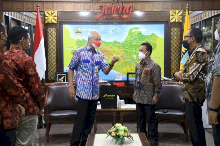 Gubernur Jateng Ganjar Pranowo saat menerima GM PT Pertamina Patra Niaga RJBT di ruang kerjanya, Selasa (12/4). 