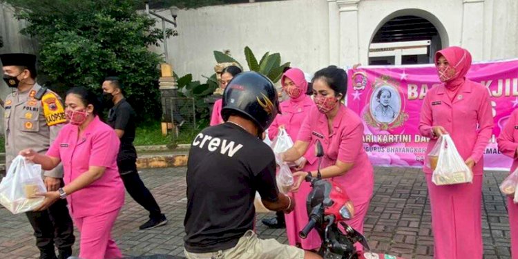 Kapolres Semarang AKBP Yovan Fatika H A, SIK MH bersama Ketua Bhayangkari Cabang Semarang dan Pejabat Utama (PJU) Polres, membagikan takjil, Selasa (12/4). RMOL Jateng