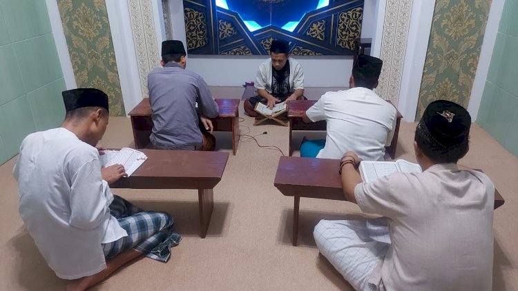 Fernandy, salah satu warga binaan tersandung empat perkara pencurian dan penadahah tekun membaca Al Qur'an, di dalam Rutan Salatiga, Mingg (17/4). RMOL Jateng