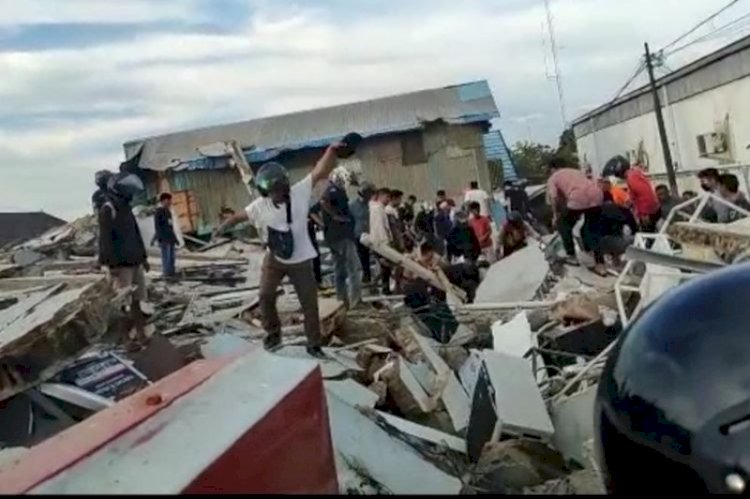 Minimarket ambruk di Banjarbar, Senin petang waktu Indonesia bagian tengah. foto: kompas.com 
