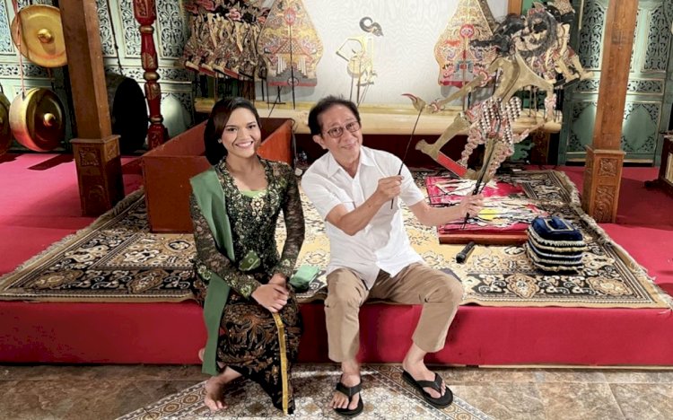 Direktur Sido Muncul Irwan Hidayat bersama Elisha dalam pembuatan iklan bertemakan wayang/ist.