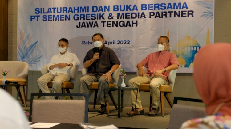 Kepala Departemen Komunikasi & Hukum PTSG Fardhi Sjahrul Ade (tengah) memberikan sambutan sekaligus memperkenalkan diri kepada media partner PTSG, Rabu (20/4/2022). foto: PTSG 