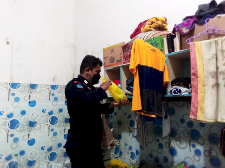 Petugas saat di menggeledah setiap sudut kamar Wabin di Rutan Kelas IIB Salatiga, Jumat (22/4) dini hari tadi.