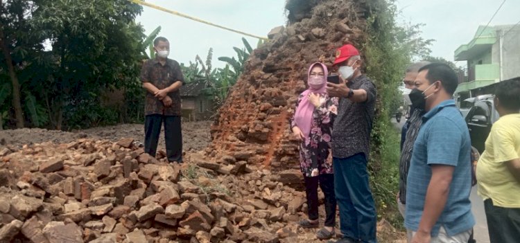 Bupati Sukoharjo Etik Suryani didampingi Camat Kartasura dan Kepala Dinas Pendidikan dan Kebudayaan meninjau lokasi tembok 'Baluwarti' bekas Keraton Kartasura.
