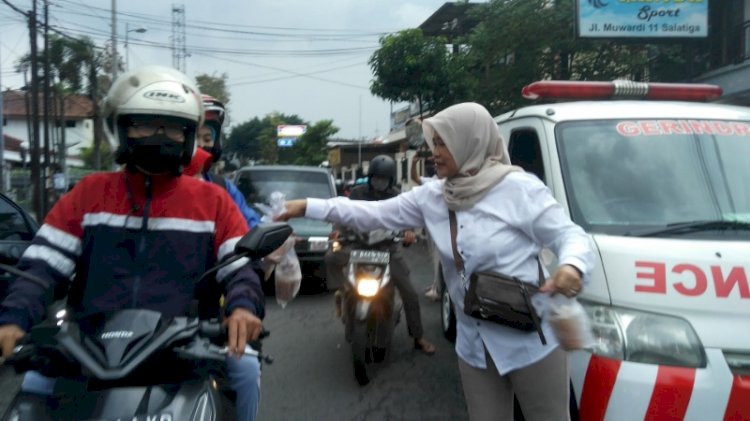 Wakil Ketua DPC Partai Gerindra yang juga Anggota DPRD Salatiga Fraksi Partai Gerindra Hj. Riawan Woro Endartiningrum, SE, terjun langsung membagikan takjil di Salatiga, Minggu (24/4) petang. 
