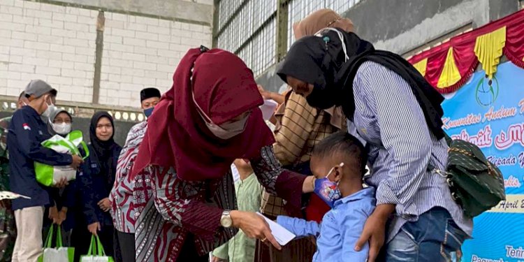 Ketua TP PKK Kabupaten Magelang Christanti Handayani Zaenal Arifin menyerahkan paket Santunan Ramadhan bagi anak yatim-piatu dan dhuafa. RMOL Jateng