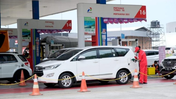 Petugas SPBU Pertamina tengah mengisi BBM ke kendaraan konsumennya. 