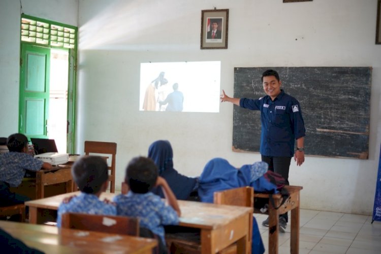 Interaksi Perwakilan PTSG dengan siswa SD Negeri 2 Kajar pada sesi perkenalan perusahaan. 