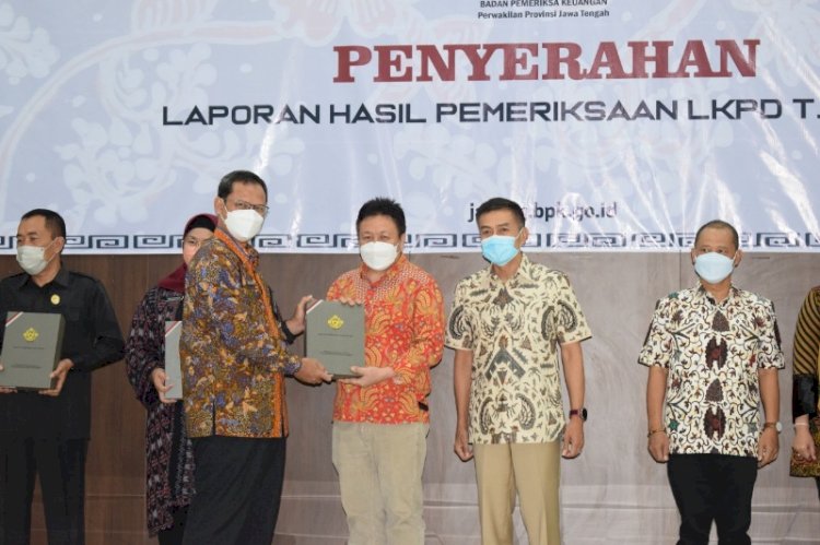 Wali Kota Salatiga Yuliyanto dan Ketua DPRD Salatiga Dance Ishak Palit saat menerima langsung penghargaan WTP, di Kantor BPK Perwakilan Provinsi Jawa Tengah, Rabu (27/4).