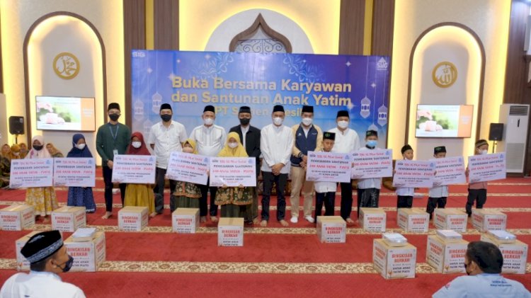 Foto bersama jajaran direksi dan manajemen PTSG, perwakilan SKSG, pengisi tausyiah dan 10 perwakilan anak yatim penerima santunan Bingkisan Berkah Ramadan dalam acara Buka Bersama Karyawan dan Santunan 200 Anak Yatim. foto: PTSG 