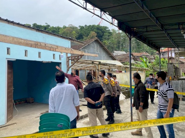 Kapolres Semarang AKBP Yovan Fatika H A, SIK, MH. langsung meninjau tempat kejadian perkara (TKP) ledakan bersumber dari obat mercon, Kamis (28/4). 