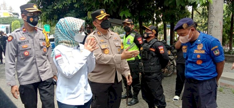 Anggota DPR-RI Eva Yuliana bersama Kapolresta Surakarta AKBP Ade Safri Simanjuntak melakukan cek pospam Beteng Vastenburg.