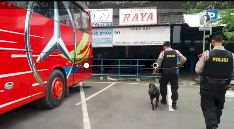 Anjing pelacak milik Unit K9 Polres Salatiga mengendus kawasan Terminal Tipe A Tingkir, Kamis (28/4). 