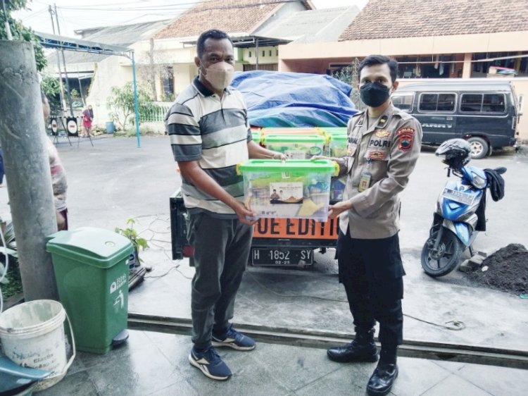 Bantuan Kapolri untuk wartawan Jateng diserahkan Ipda Zainal dari Polda Jateng kepada Ketua JMSI Jateng, Stefy Thenu.