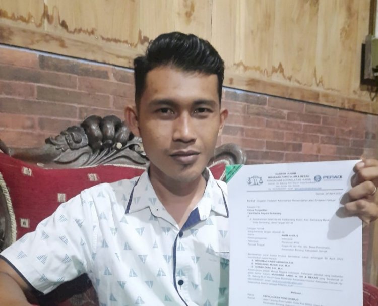 Kuasa Hukum Pensiunan Sekdes Tunjukkan Surat Gugatan.